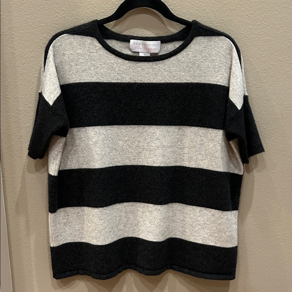 DESIGN HISTORY Cashmere Black and Gray Striped Short Sleeve   Sweater.  Size XS